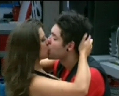 Andressa e Nasser se beijam durante a festa