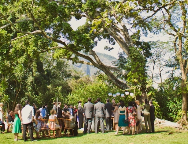 Casamento de Carol e Marcelo, um casal de cineastas que resolveu fazer uma cerimônia íntima, para 140 pessoas, debaixo de uma árvore em Vargem Pequena, no Rio de Janeiro - Marina Lomar/Divulgação