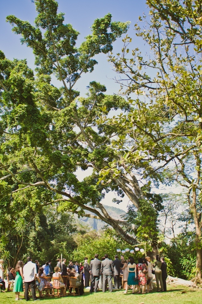Casamento de Carol e Marcelo, um casal de cineastas que resolveu fazer uma cerimônia íntima, para 140 pessoas, debaixo de uma árvore em Vargem Pequena, no Rio de Janeiro - Marina Lomar/Divulgação