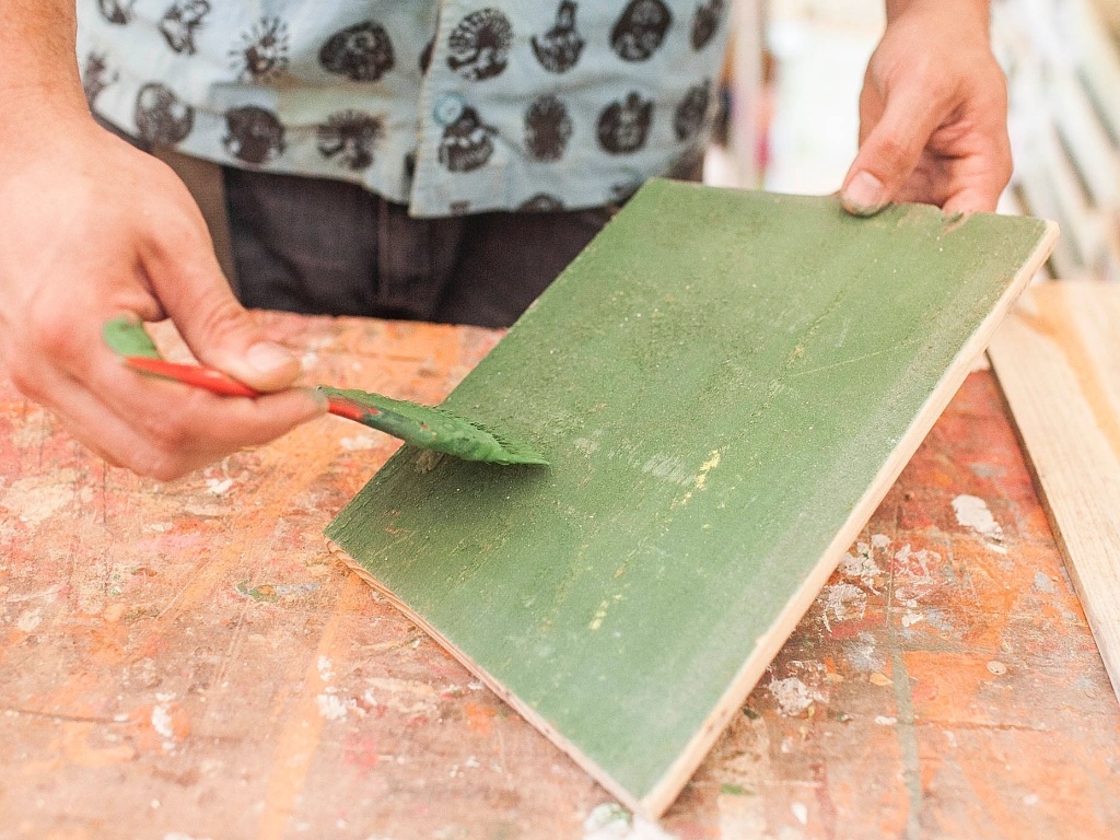 Dê mais uma segunda lixada nas duas peças trapezoidais recém-cortadas e pinte-as com tinta esmalte - Leonardo Soares de Souza/UOL