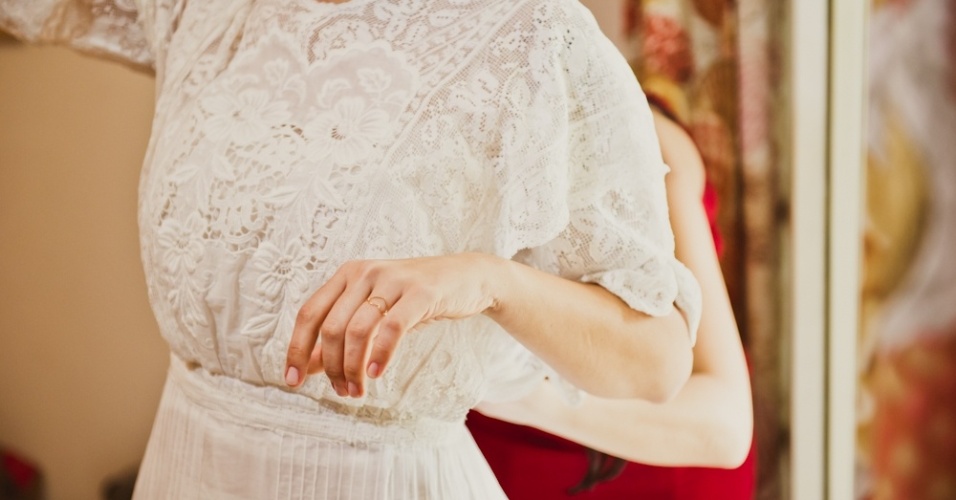 Detalhes do vestido de noiva de 1891 (da foto anterior), comprado em um brechó nos Estados Unidos - Marina Lomar/Divulgação