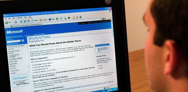 Em imagem de 2003, usuário baixa atualização de segurança no site da Microsoft - Jeff Christensen/Reuters
