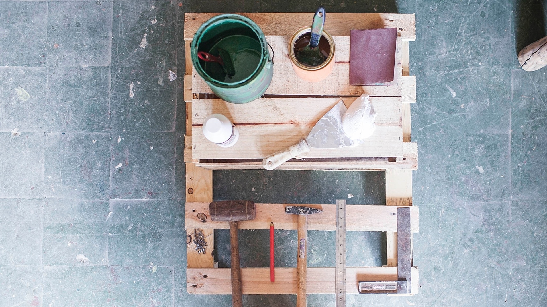 Materiais: uma ripa de 30 cm x 6 cm, que neste caso foi tirada de um pallet / caixote de verdura (médio) / tinta esmalte nas cores desejadas / trinchas / lixa / cola branca / espátula / massa acrílica / pregos (15 x 15 e 10 x 10) / martelos / lápis / régua metálica / esquadro / serra tico tico / seladora - Leonardo Soares de Souza/UOL