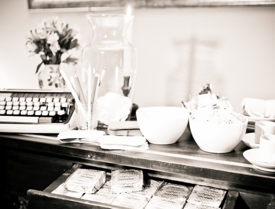Mesa decorada com uma máquina de escrever e jogo de chá