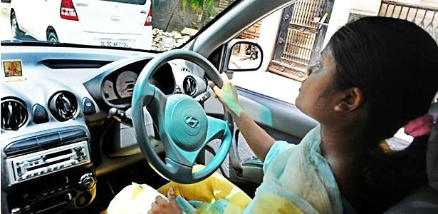 Mulheres taxistas viram a procura pelo serviço aumentar em Nova Déli, na Índia - AFP