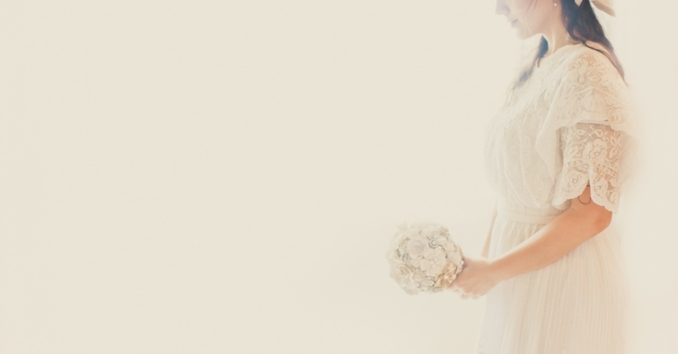 Noiva Carla Maldonado, que se casou em Búzios, no Rio de Janeiro. Seu vestido foi comprado em um brechó de Nova York, nos Estados Unidos, e é de 1891. O buquê, confeccionado com broches antigos, também foi comprado no mesmo lugar - Marina Lomar/Divulgação