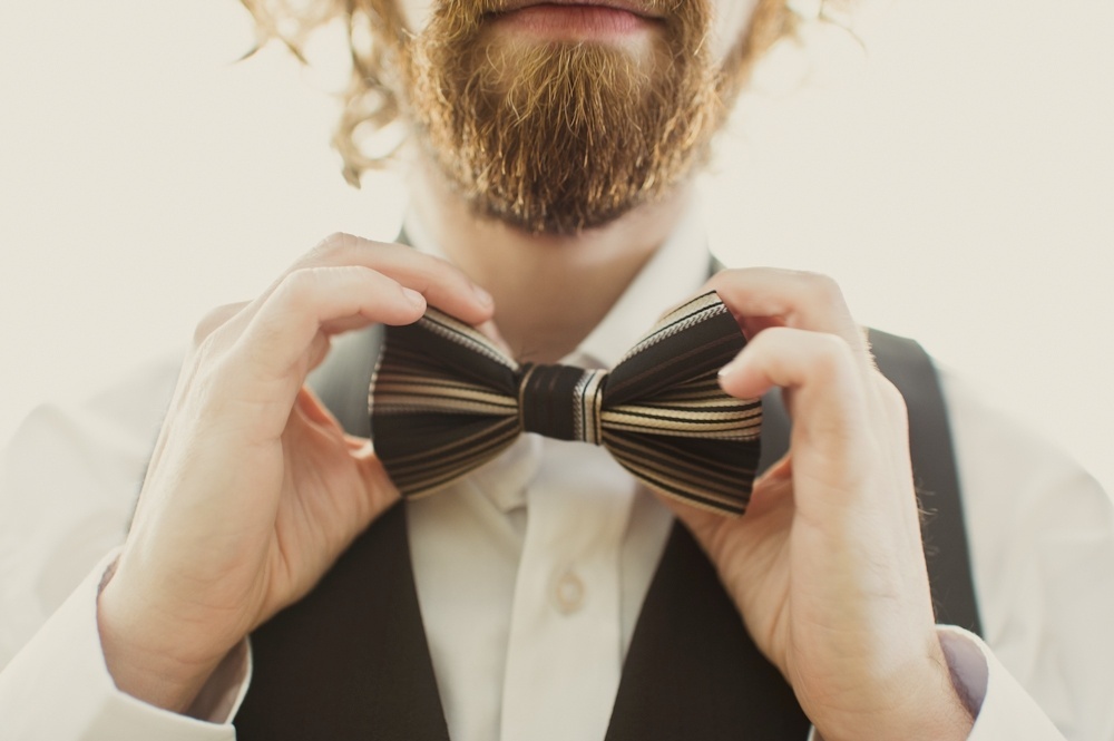 Noiva resolve abandonar a tradicional gravata e investe no modelo borboleta - Marina Lomar/Divulgação