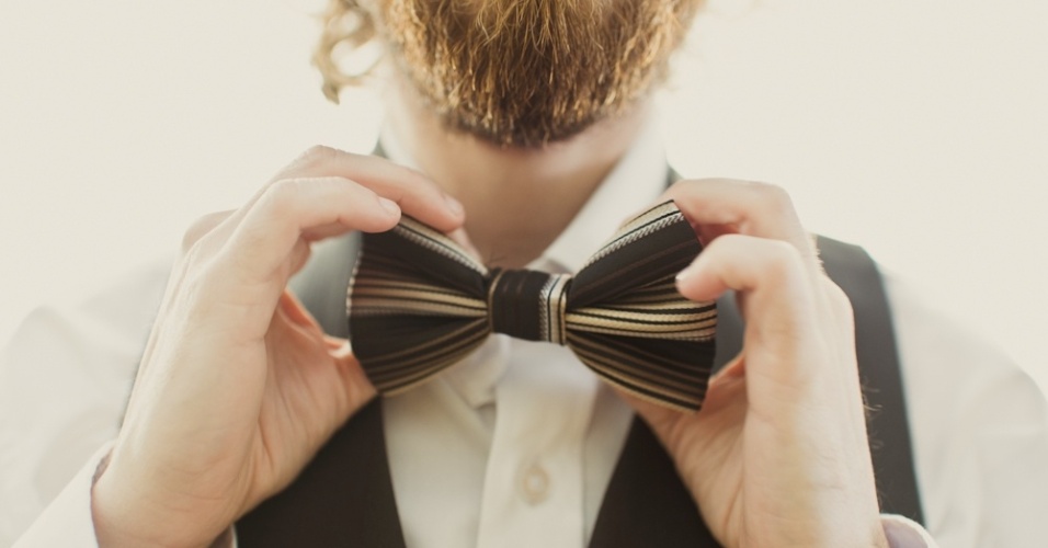 Noiva resolve abandonar a tradicional gravata e investe no modelo borboleta - Marina Lomar/Divulgação