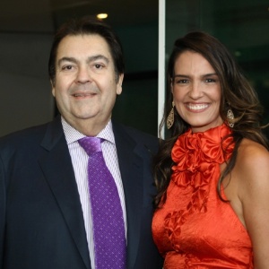 O apresentador Fausto Silva com sua mulher, Luciana Cardoso, padrinhos do casamento de Victor e Cláudia