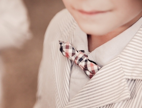 Pajem usando uma gravata borboleta com estampa xadrez - Gabriela Quimália/Divulgação