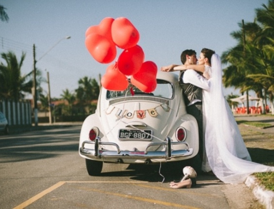 Para compor o carro, bexigas em formato de coração dão um toque extra de romantismo - Gustavo Gaiote/Divulgação