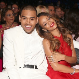 Chris Brown e Rihanna posam juntos durante premiação do Grammy, em fevereiro