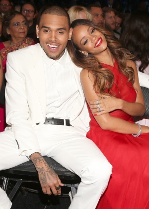 Chris Brown e Rihanna posam juntos durante premiação do Grammy