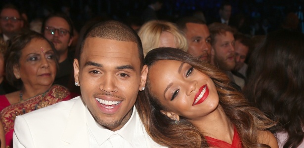 Chris Brown e Rihanna posam juntos durante premiação do Grammy em fevereiro