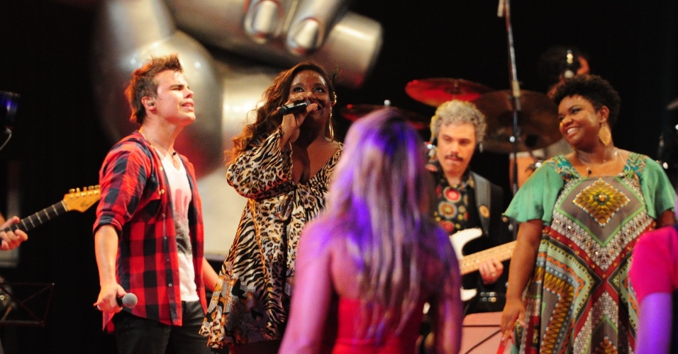 13.fev.2013 - Cantores do "The Voice Brasil" se apresentam juntos na casa do "BBB13"