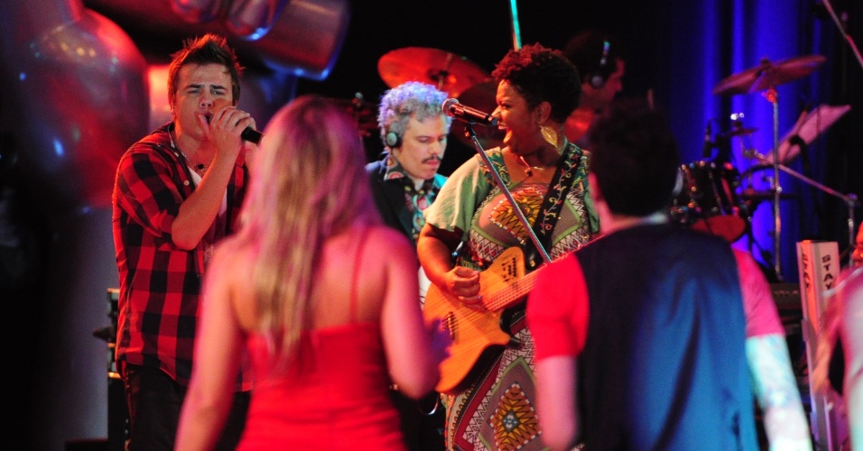 13.fev.2013 - Cantores do "The Voice Brasil" se apresentam juntos na casa do "BBB13"