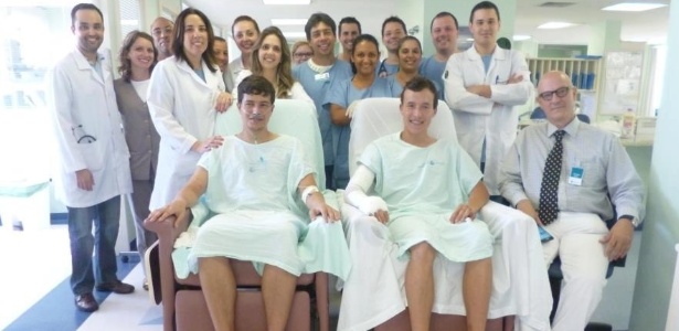 Os gêmeos Emanuel e Guilherme com a equipe médica do Hospital Mãe de Deus, em Porto Alegre
