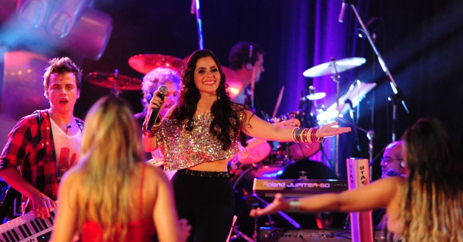 13.fev.2013 - Mira Callado, cantora do "The Voice Brasil" se apresenta na casa do "BBB13"