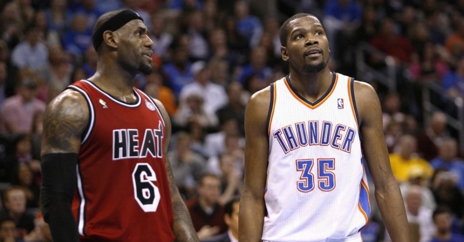 14.fev.2013 - Companheiros de seleção americana ouro em Londres, LeBron James e Kevin Durant conversam durante o jogo entre Miami Heat e Oklahoma City Thunder - REUTERS/Bill Waugh