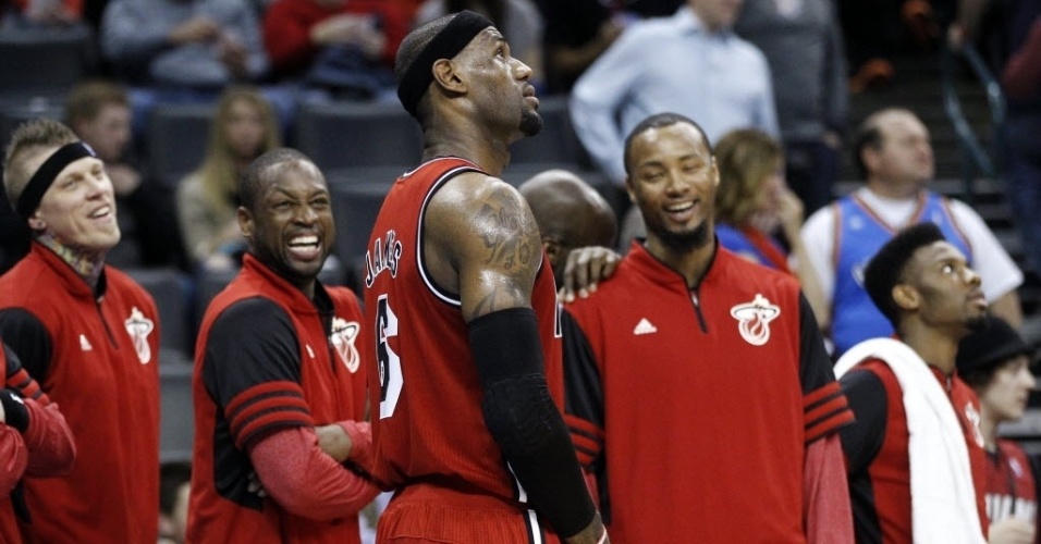 14.fev.2013 - Jogadores do Miami Heat, como Chris Andersen e Dwyane Wade, dão risada enquanto conversam com LeBron James no triunfo da equipe contra o Thunder - AP Photo/Sue Ogrocki