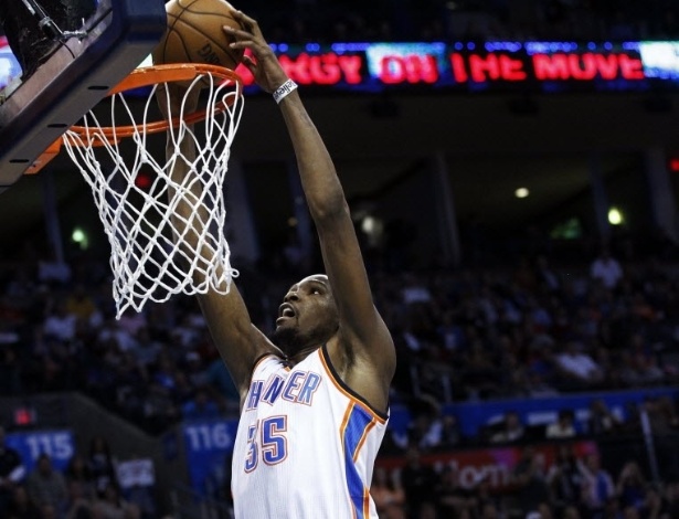 14.fev.2013 - Kevin Durant "voa" para enterrar na partida entre Oklahoma city Thunder e Miami Heat; o Thunder foi derrotado pelos atuais campeões - AP Photo/Sue Ogrocki