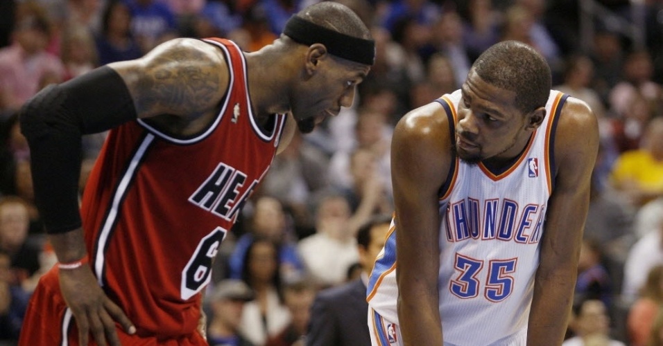 14.fev.2013 - LeBron James e Kevin Durant conversam durante a reedição da final da última temporada da NBA; o Heat de LeBron bateu o Thunder de Durant - REUTERS/Bill Waugh