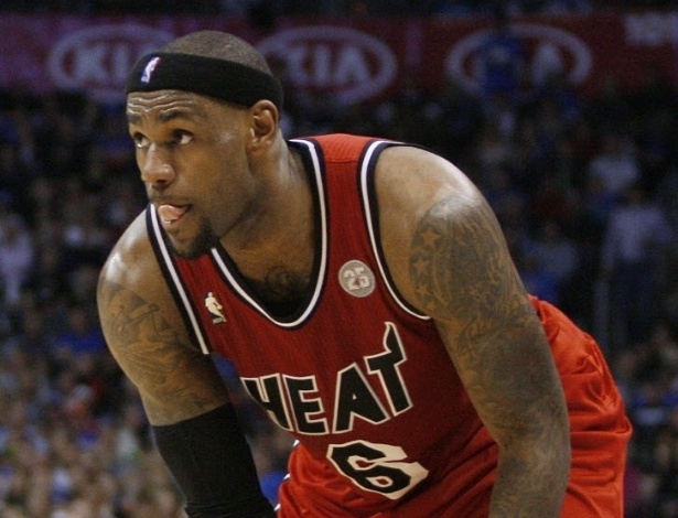 14.fev.2013 - LeBron James foi o destaque do Miami Heat no triunfo sobre o Thunder: o astro teve 39 pontos, 12 rebotes e 7 assistências - REUTERS/Bill Waugh
