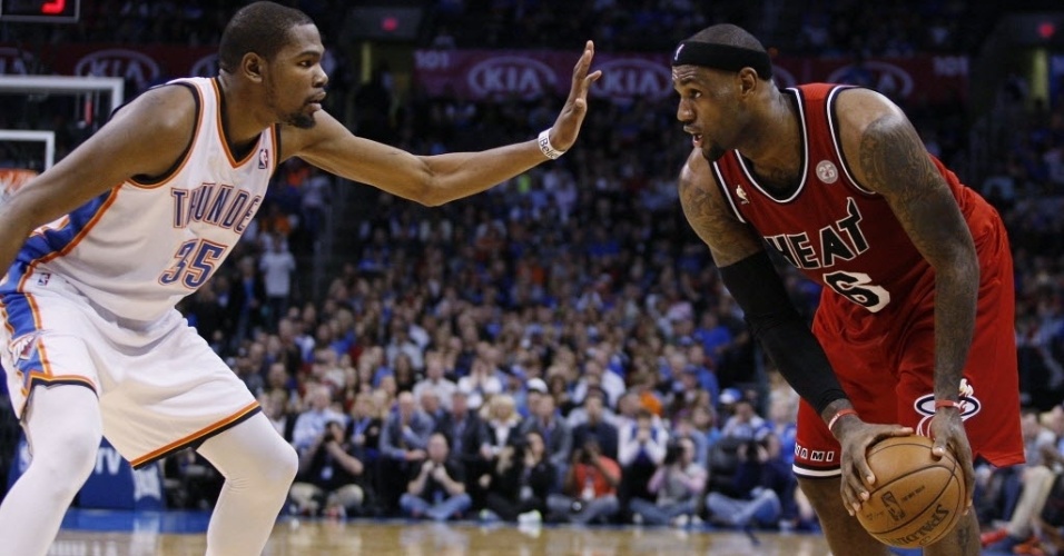 14.fev.2013 - LeBron James tenta passar por Kevin Durant na partida entre Miami Heat e Oklahoma City Thunder, reedição da final da temporada passada da NBA - REUTERS/Bill Waugh