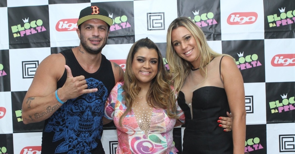 14.fev.2013 - Os ex-BBBs Kleber Bambam e Marien posam com Preta Gil durante apresentação do Bloco da Preta no Barra Music, em Jacarepaguá, Rio de Janeiro