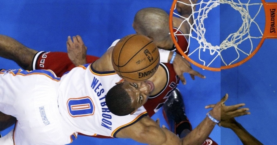 14.fev.2013 - Russell Westbrook tenta jogada sobre Shane Battier na derrota do Thunder para o Heat na reedição da última final da NBA - AP Photo/Sue Ogrocki
