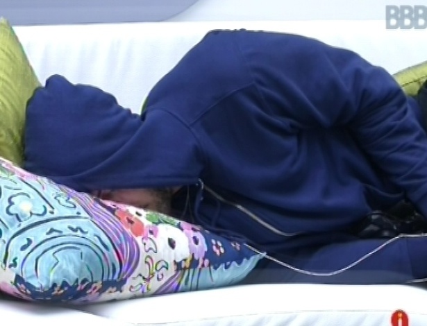 15.fev.2013 - Após toque de despertar, Marcello deita e dorme no sofá da sala, com o rosto virado para a almofada