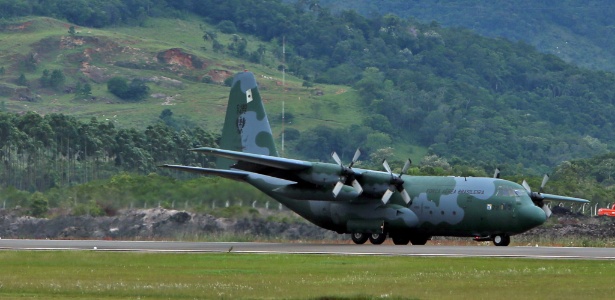 Avião da Força Aérea aterrisa em Florianópolis (SC) - Charles Guerra/Agência RBS
