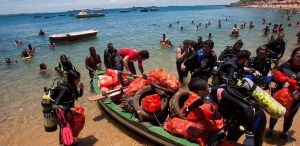 15.fev.2013 - Cerca de 1.300 kg de lixo foram recolhidos do fundo do mar na praia da Barra, em Salvador, em uma ação de limpeza promovida por mergulhadores - Dorivan Marinho/Agência A Tarde