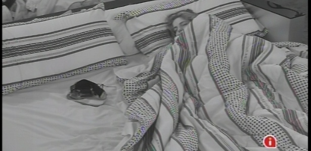 15.fev.2013 - Em sua primeira noite como líder, Anamara dorme sozinha na cama de seus aposentos reais