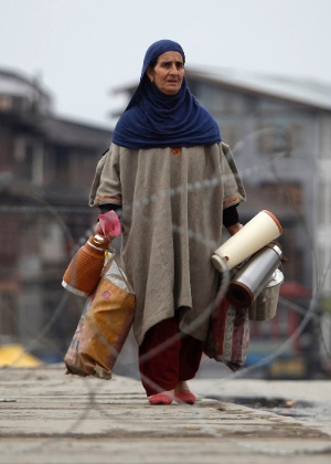 Muçulmana da região da Caxemira volta de hospital durante toque de recolher em Srinagar em fevereiro - Danish Ismail/Reuters 