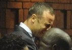 Após choro, Oscar Pistorius rejeita acusação de assassinato por meio de comunicado
