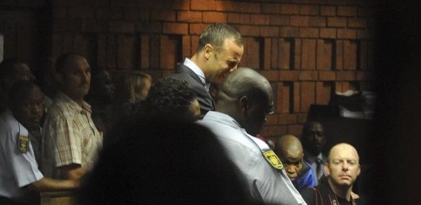 Oscar Pistorius chora diante do juiz durante audiência em Tribunal da África do Sul - EFE/Antoine De Ras
