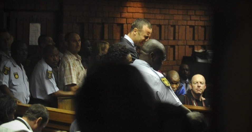 15.fev.2013 - Oscar Pistorius chora diante do juiz durante audiência em Tribunal da África do Sul