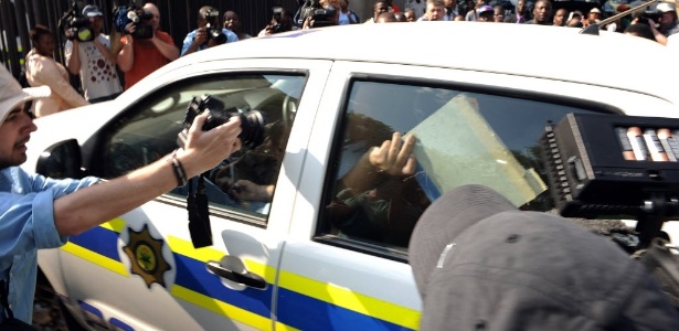 Oscar Pistorius deixa o tribunal em Pretória em viatura da polícia após audiência - AFP PHOTO / STEPHANE DE SAKUTIN