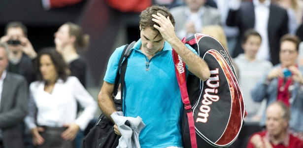 Roger Federer deixa a quadra após ser eliminado por Julien Benneteau em Roterdã, na Holanda - EFE/EPA/KOEN SUYK