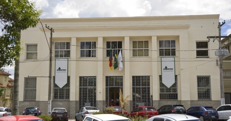 21.mar.2012 - Um calouro de 17 anos do curso de engenharia de produção da Unipampa (Universidade Federal do Pampa), na cidade gaúcha de Bagé (366 km de Porto Alegre) foi abandonado inconsciente em uma praça da cidade após ingerir grandes quantidades bebida alcoólica em um trote. O jovem foi encontrado pela própria mãe - Divulgação