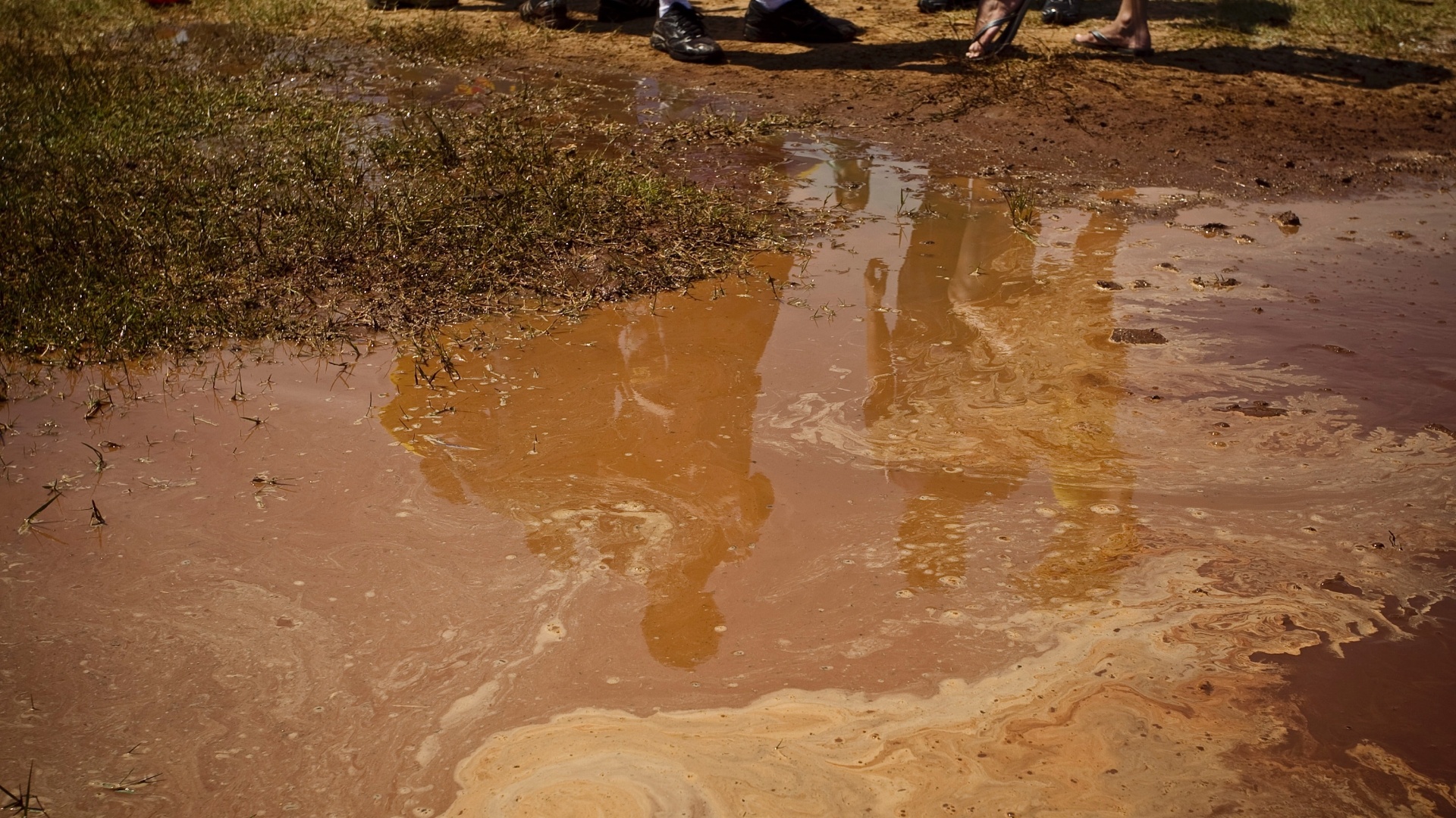 5.fev.2011 - Outra cena de selvageria em um trote universitário foi registrada na UFVJM (Universidade Federal dos Vales do Jequitinhonha e Mucuri), quando calouros foram amarrados uns aos outros e veteranos atiraram baldes com fezes de animais contra eles - Leandro Moraes/UOL