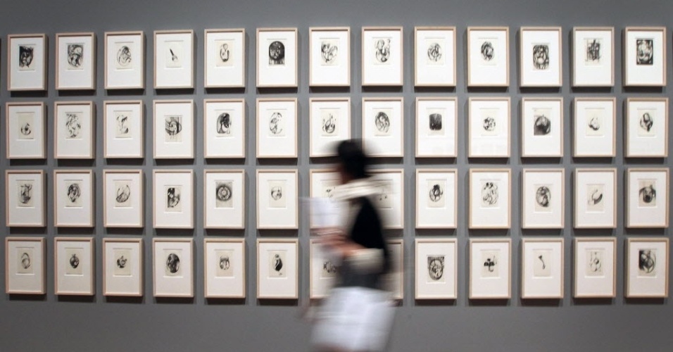 O Beatle John Lennon, assassinado em 1980, a descreveu como "a mais célebre das artistas desconhecidas", já que os trabalhos do casal, como os famosos "bed-in" pela paz mundial, ocultaram sua obra mais pessoal -  AFP PHOTO / DANIEL ROLAND 