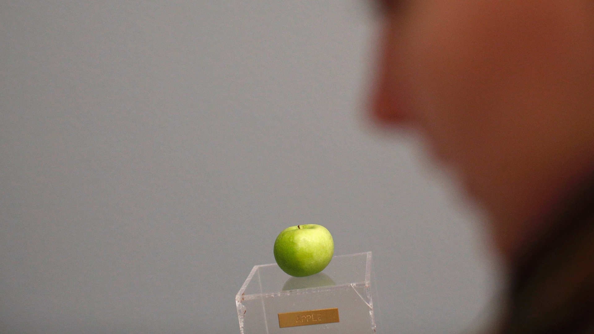 O Beatle John Lennon, assassinado em 1980, a descreveu como "a mais célebre das artistas desconhecidas", já que os trabalhos do casal, como os famosos "bed-in" pela paz mundial, ocultaram sua obra mais pessoal - REUTERS/Lisi Niesner