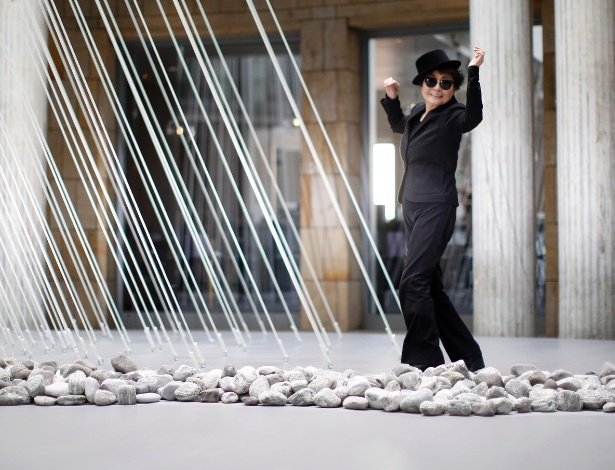 Yoko Ono posa em frente a instalação no museu Schirn Kunsthalle - REUTERS/Lisi Niesner 