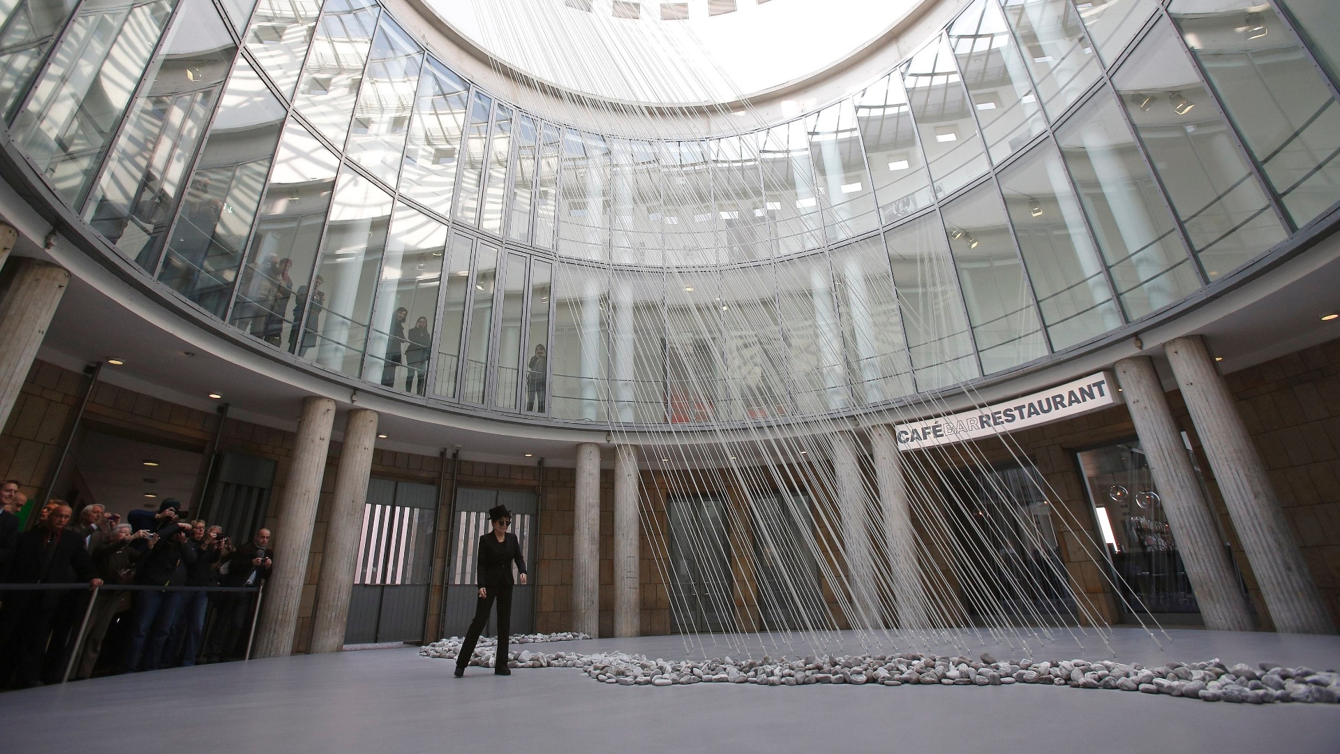 Por conta do status de ícone pop enquanto esposa, e posteriormente viúva, de John Lennon, seus trabalhos artísticos ficaram, durante algum tempo, em segundo plano e agora serão destaque na exposição "Half-a-wind show - Uma retrospectiva" - REUTERS/Lisi Niesner