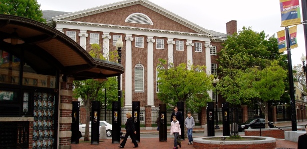 Universidade Harvard - Wikimedia Commons