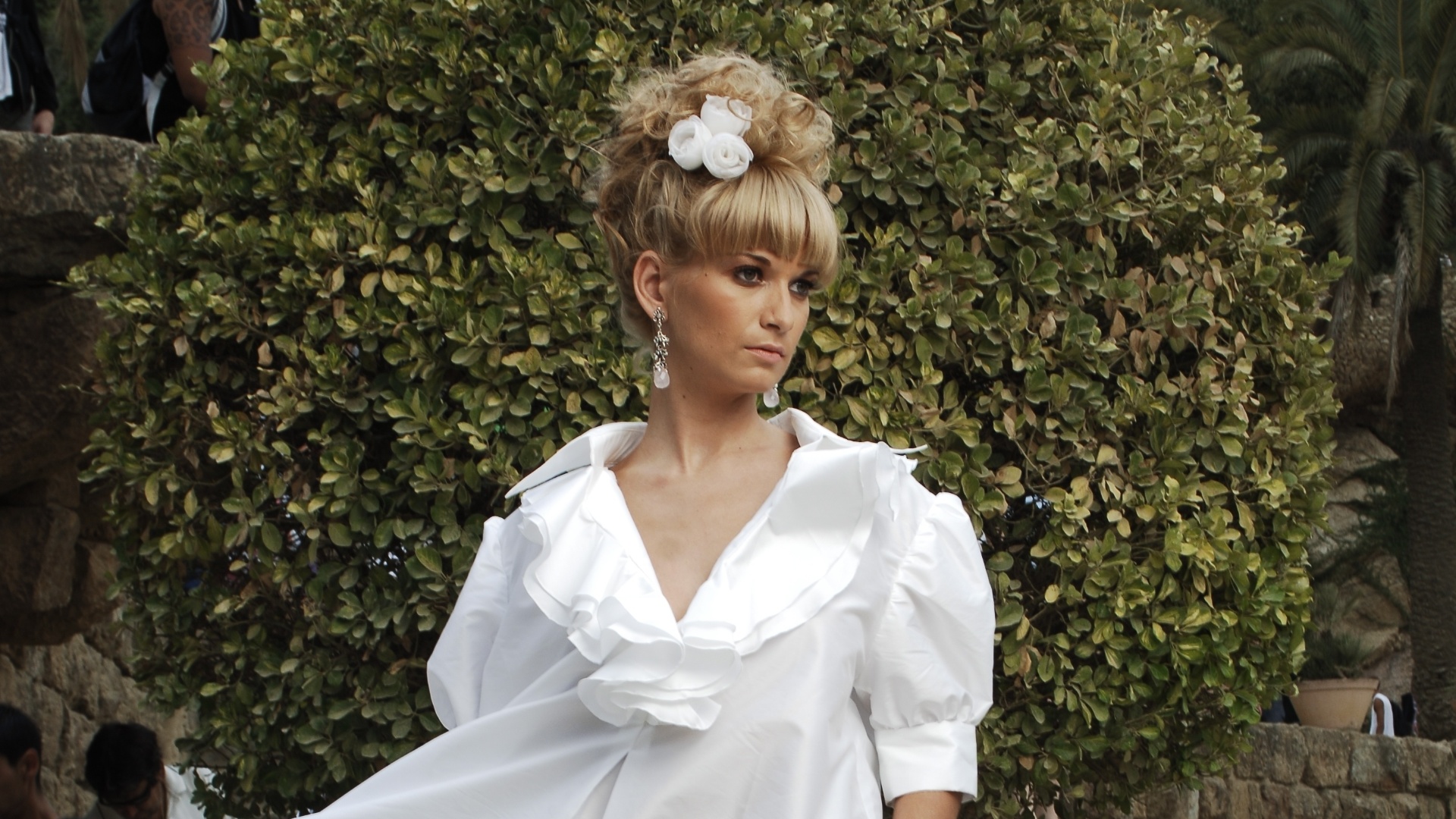 Vestido curto em tafetá com babados no decote; da Maria Cereja (www.mariacereja.com), a partir de R$ 2.600. Preço pesquisado em fevereiro de 2013 e sujeito a alterações - Divulgação/Maria Cereja