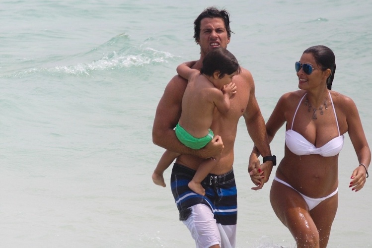 15.fev.2013 - Juliana Paes curte praia com a família