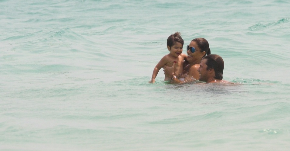 15.fev.2013 - Juliana Paes curte praia com a família na Barra da Tijuca, Rio